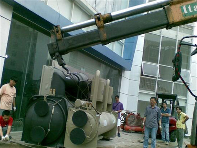 洛江区随车吊和汽车吊的核心区别是什么？哪种更省钱？